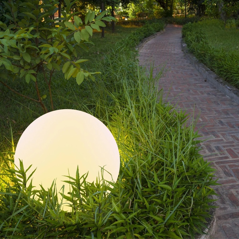 Lampa Kula ogrodowa LED 230V E27 30cm z przewodem i wtyczką Biała (2)