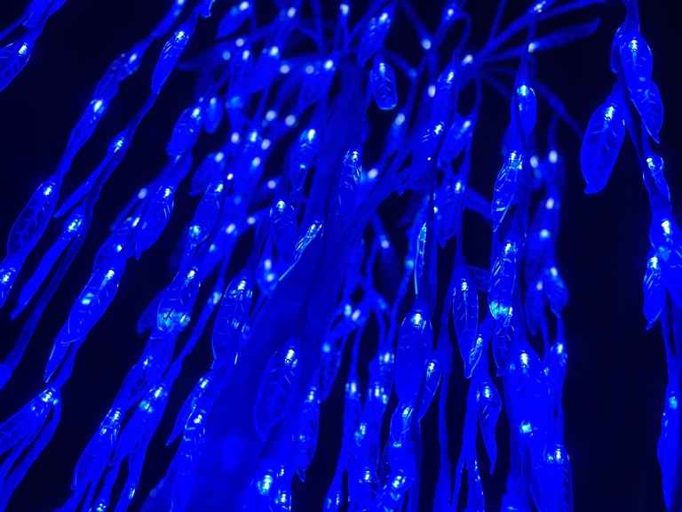DRZEWKO ŚWIĄTECZNE LED WIERZBA OZDOBA DOMU OGRODU 150 CM BIAŁA LISTKI NIEBIESKI (5)