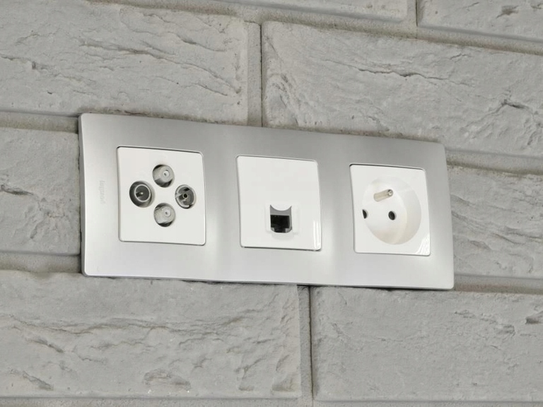 Ramka pięciokrotna biała 665005 LEGRAND (3)